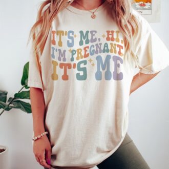 Pregnancy Announcement Shirt - It's Me Hi I'm Pregnant Its Me Shirt - Baby Reveal Gift for Expecting Funny Maternity Shirt